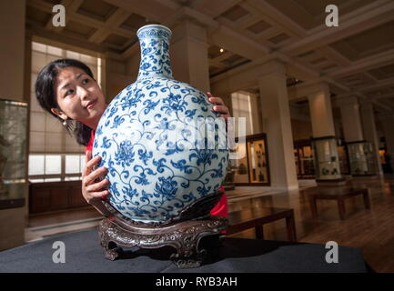 Yu-Ping Luk Projekt Kurator: Ming: 50 Jahre, dass China - Große Porzellan Kolben mit unterglasur blau Dekoration von Lotus Blumen gemalt geändert. in Jingdezhen in der Provinz Jiangxi, China 1426-1435 Ming Dynastie Xuande ikonischen blauen und weißen Porzellan Kolben mit Lotus Dekoration an über 50 cm groß Es ist die größte Ming Imperial procln im Britischen Museum Sammlung. Blau und Weiß wurde immens populären über China und auf der ganzen Welt während der Ming, wenn es zum ersten Mal Europa in loser Schüttung erreicht. . In Jingdezhen Stadt im Südosten Chinas gemacht weiter Porzellan waren zu reduzieren Stockfoto