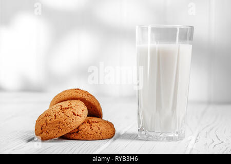 Milch in ein Glas und Haferflocken Cookies. Das Konzept ist gesundes Essen, Frühstück, Vegetarismus. Stockfoto