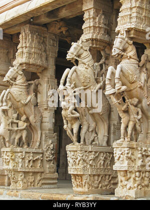 Geschnitzte monolithischen Säulen am Eingang zu einer der Hallen an der Sri Ranganatha Swamy Tempelkomplex in Trichy in Tamil Nadu, Indien Stockfoto