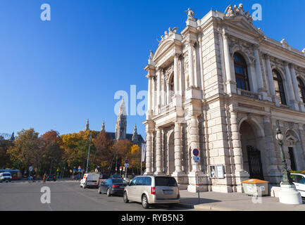 Wien, Österreich - 2 November, 2015: Das Burgtheater, ist die Österreichische National Theater in Wien. Gewöhnliche Menschen sind auf der Straße Stockfoto