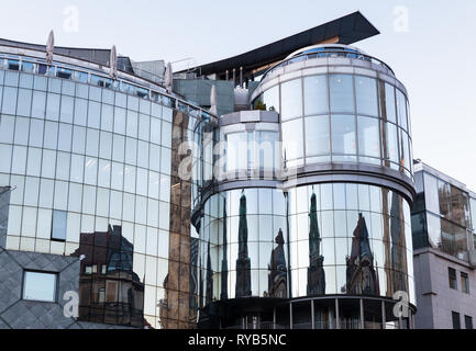 Wien, Österreich - 2 November, 2015: Haas Haus, Wien, Stephansplatz. Von den österreichischen Architekten Hans Hollein in der Postmoderne sty konzipiert Stockfoto