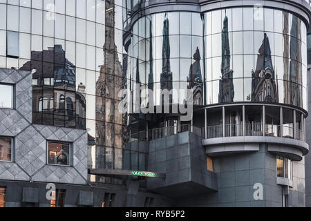 Wien, Österreich - 2 November, 2015: Haas, Hausfassade, modernes Gebäude in Wien, Stephansplatz. Von den österreichischen Architekten Hans Hollei konzipiert Stockfoto