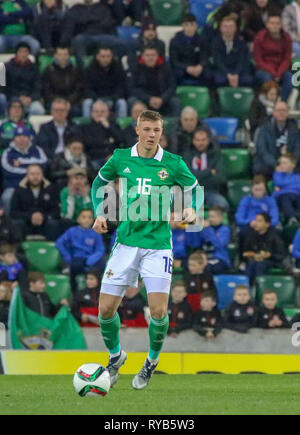 Belfast, Nordirland UK. 16. Oktober 2018. Internationaler Fußball - 2019 UEFA unter 21 WM Qualifikation - Gruppe 2 - Nordirland gegen die Slowakei. Daniel Ballard (16), die in Aktion für Nordirland. Am 12. März 2019, Ballard wurde in die Nordirland leitende Kader für die EURO 2020 Qualifiers genannt. Stockfoto