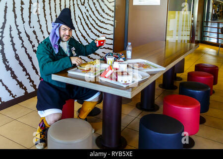 Las Fallas Festival, Valencia, Fallero in traditioneller Tracht Essen in McDonald's, Spanien Stockfoto