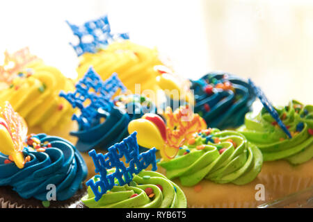 Happy Birthday Cupcakes mit Dekorationen Stockfoto