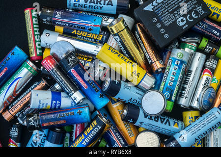 Sibiu, Rumänien - Februar 17, 2019, zum Einmalgebrauch, leeren Batterien verschiedener Größe und Farbe verwendet, Ansicht von oben Stockfoto