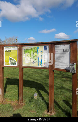 Aushang vom Parkplatz am Ende der South Spaziergang in der Sonne übersicht Karte Informationen und Ratschläge in Oxford University Parks im Winter/Frühjahr Stockfoto