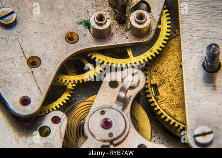 Uhrwerk alte mechanische Uhr mit Staub Stockfoto