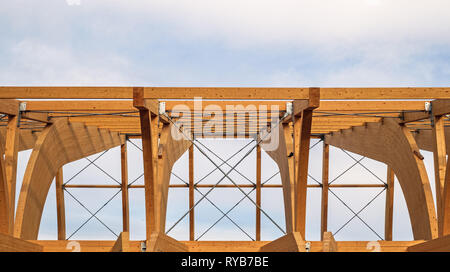 Detail eines modernen Holz- Architektur in Brettschichtholz auf einem blauen bewölkten Himmel Stockfoto