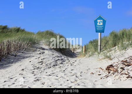 Pfad durch die Dünen und Wegweiser: 'Schleswig-Holstein Nationalpark Wattenmeer' Stockfoto