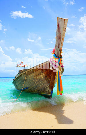 Hintergrund zu reisen. Schöne Thailand tropischen Sandstrand Ansicht mit dekorierten traditionellen Longtail-Boot. Ferien-Tages-Tour von Phuket, Ko Phi Phi Stockfoto