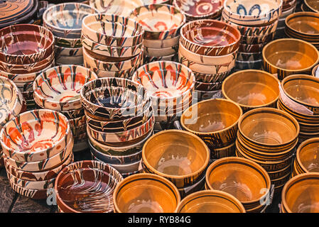 Traditionelle rumänische leere Teller auf dem Markt Stockfoto