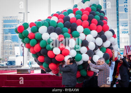 November 28, 2018 - Abu Dhabi, VAE: Hunderte von Rot, Grün, Weiß und Schwarz sind für realse Ballons in die Luft gebracht auf UAE flag Tag Stockfoto