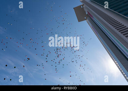 November 28, 2018 - Abu Dhabi, VAE: Hunderte von Rot, Grün, Weiß und Schwarz Ballons in die Luft realsed auf UAE flag Tag Stockfoto