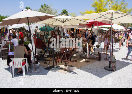 IBIZA, SPANIEN - 24. JUNI 2016: Masse der Leute und Touristen, kaufen in den kleinen Hippiemarkt Las Dalias in Ibiza Stockfoto
