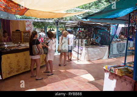 IBIZA, SPANIEN - 24. JUNI 2016: Masse der Leute und Touristen, kaufen in den kleinen Hippiemarkt Las Dalias in Ibiza Stockfoto