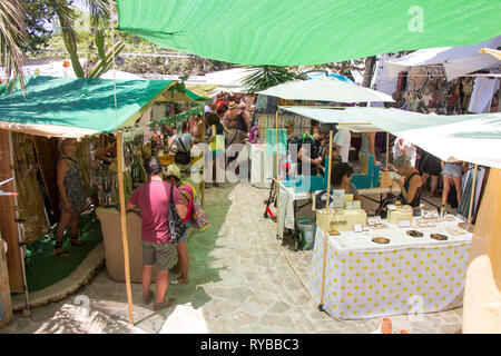 IBIZA, SPANIEN - 24. JUNI 2016: Masse der Leute und Touristen, kaufen in den kleinen Hippiemarkt Las Dalias in Ibiza Stockfoto