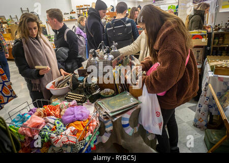 Käufer durchsuchen gebrauchte Sachen im Brooklyn Flea in Brooklyn in New York am Samstag, 2. März 2019. (Â© Richard B. Levine) Stockfoto