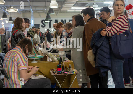 Käufer Bücher durchsuchen in der Brooklyn Flea in Brooklyn in New York am Samstag, 2. März 2019. (Â© Richard B. Levine) Stockfoto