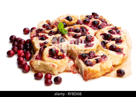 Frisch gebackene Cranberry Brötchen isoliert auf weißem Stockfoto