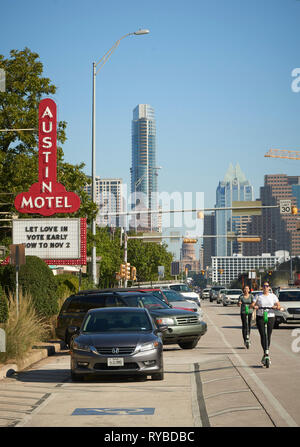 Frauen reiten Elektrische E Motorroller mieten, South Congress Avenue, Austin, Texas, USA Stockfoto