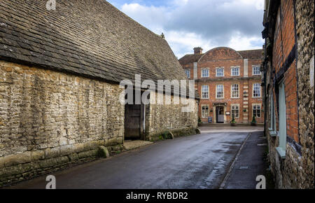 14 Centruy Zehntscheune und The Red Lion Inn in Lacock, Wiltshire, UK am 10. März 2019 Stockfoto