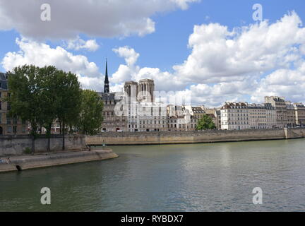 Notre-Dame Türme und Spire, bekannt als La Fleche, von einer seine-Brücke. Blick von Pont Louis-Philippe. Paris, Frankreich, 10. August 2018. Stockfoto