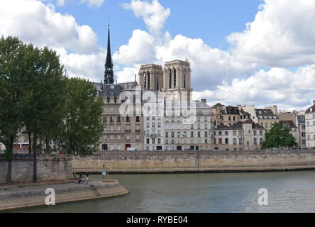 Notre-Dame Türme und Spire, bekannt als La Fleche, von einer seine-Brücke. Blick von Pont Louis-Philippe. Paris, Frankreich, 10. August 2018. Stockfoto