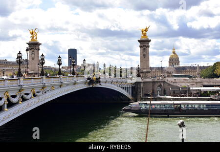 Pont Alexandre III, Les Invalides und Seine Fluss mit dem Boot. Paris, Frankreich, 11. Aug 2018. Stockfoto
