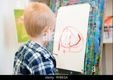 Ein Kind zeichnet ein Bild malt auf Kunst Lektion. Stockfoto