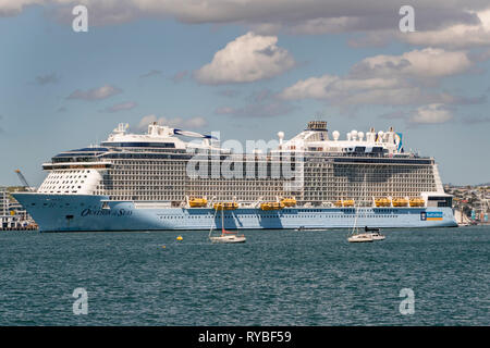 Ovation der Meere in den Waitemata Harbour, Auckland, Neuseeland, Sonntag, 10. Februar 2019. Foto: David Rowland/One-Image.com Stockfoto