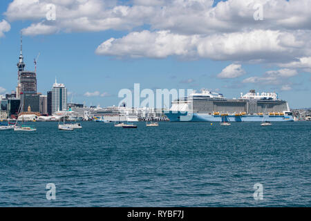 Ovation der Meere in den Waitemata Harbour, Auckland, Neuseeland, Sonntag, 10. Februar 2019. Foto: David Rowland/One-Image.com Stockfoto