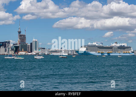 Ovation der Meere in den Waitemata Harbour, Auckland, Neuseeland, Sonntag, 10. Februar 2019. Foto: David Rowland/One-Image.com Stockfoto