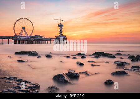 Sonnenuntergang an der Küste, Strand, Pier und Riesenrad, Scheveningen, Den Haag. Stockfoto