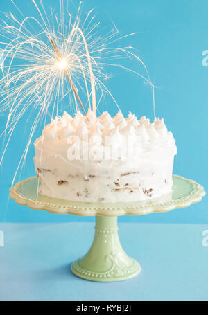 Geburtstag Kuchen auf blauem Hintergrund Stockfoto