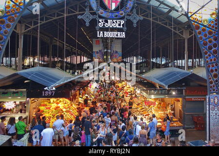 BARCELONA, SPANIEN - August, 2018: Markthalle La Boqueria auf der Rambla Stockfoto