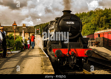 Stanier Klasse 5 4-6-0 Nr. 44776 bei Levisham Station auf der North Yorkshire Moors Steam Railway Stockfoto