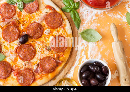 Pepperoni Pizza mit Zutaten von oben Stockfoto