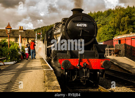 Stanier Klasse 5 4-6-0 Nr. 44776 bei Levisham Station auf der North Yorkshire Moors Steam Railway Stockfoto