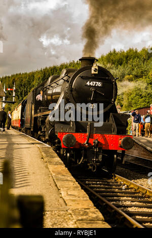 Stanier Klasse 5 4-6-0 Nr. 44776 bei Levisham Station auf der North Yorkshire Moors Steam Railway Stockfoto