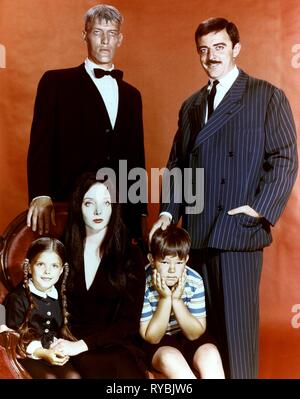 TED CASSIDY, JOHN ASTIN, LISA LORING, CAROLYN JONES, KEN WEATHERWAX, der Addams Family, 1964 Stockfoto