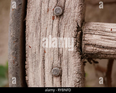 Antike Holz und Metall wagon wheel Sprach und Reifen Stockfoto