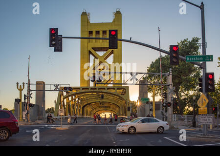 Menschen versammeln sich bei Sonnenuntergang an einem warmen Sommertag in der historischen Altstadt von Sacramento, Kalifornien, USA Stockfoto