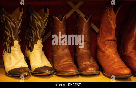 Drei Paare von robusten Leder Cowboystiefel im Regal Stockfoto