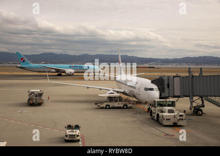 Osaka, Japan - Februar 8, 2019: Japan Flug Airlines auf die Passagiere wie Korean Air Taxis in Kansai International Airport, der Region größte a Stockfoto