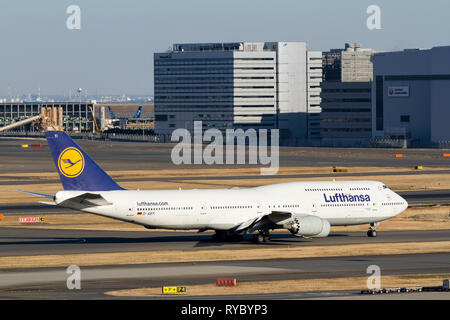 Eine Boeing 747-830 (Jumbo Jet) der deutschen Fluggesellschaft Lufthansa am Haneda International Airport, Tokio, Japan. Stockfoto