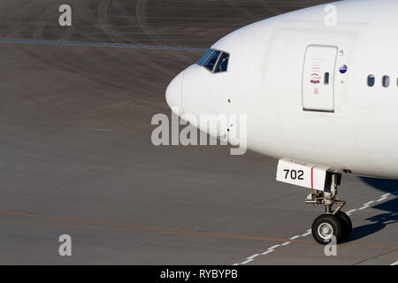 Eine Boeing 777-246 (er) mit Japan Airlines (JAL) am Haneda International Airport, Tokio, Japan. Stockfoto