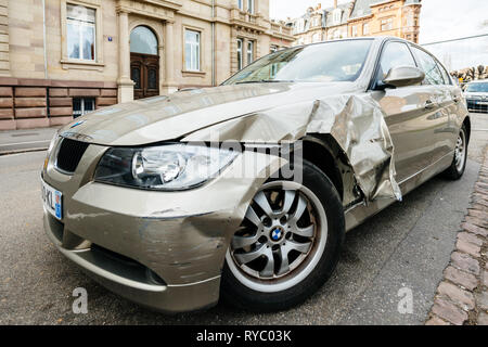 Straßburg, Frankreich - Mar 12, 2019: Detail des Luxus BMW deutsche Auto auf Stadt Straße mit beschädigte vordere geparkt durch Unfall auf der Straße Stockfoto
