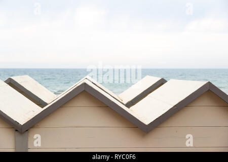 Follonica Strand und Baden Hütten vor Tyrrhenischen Meer, Italien Stockfoto