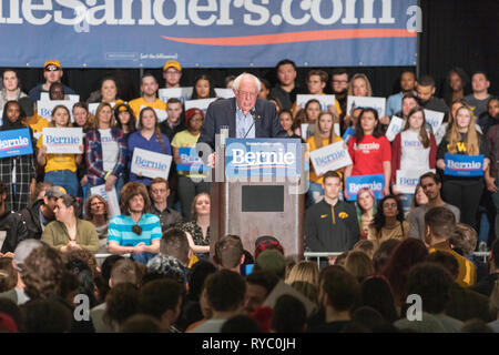 Iowa City, Iowa, USA. 8. März, 2019. Vermont Senator Bernie Sanders gehalten auf einer Kundgebung am Freitag Abend an der Universität von Iowa Memorial Student Stockfoto